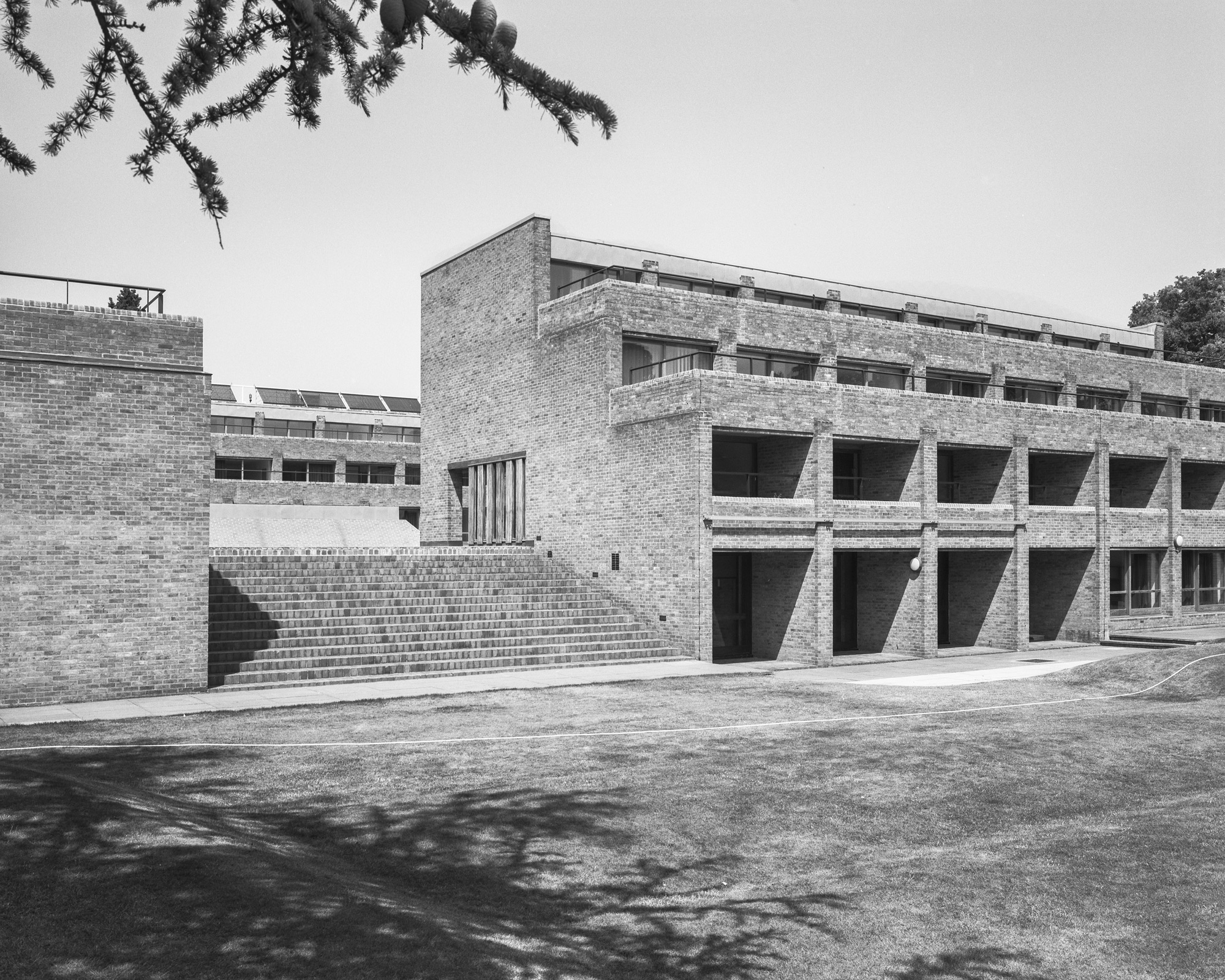 simon_phipps_harvey_court_cambridge_01